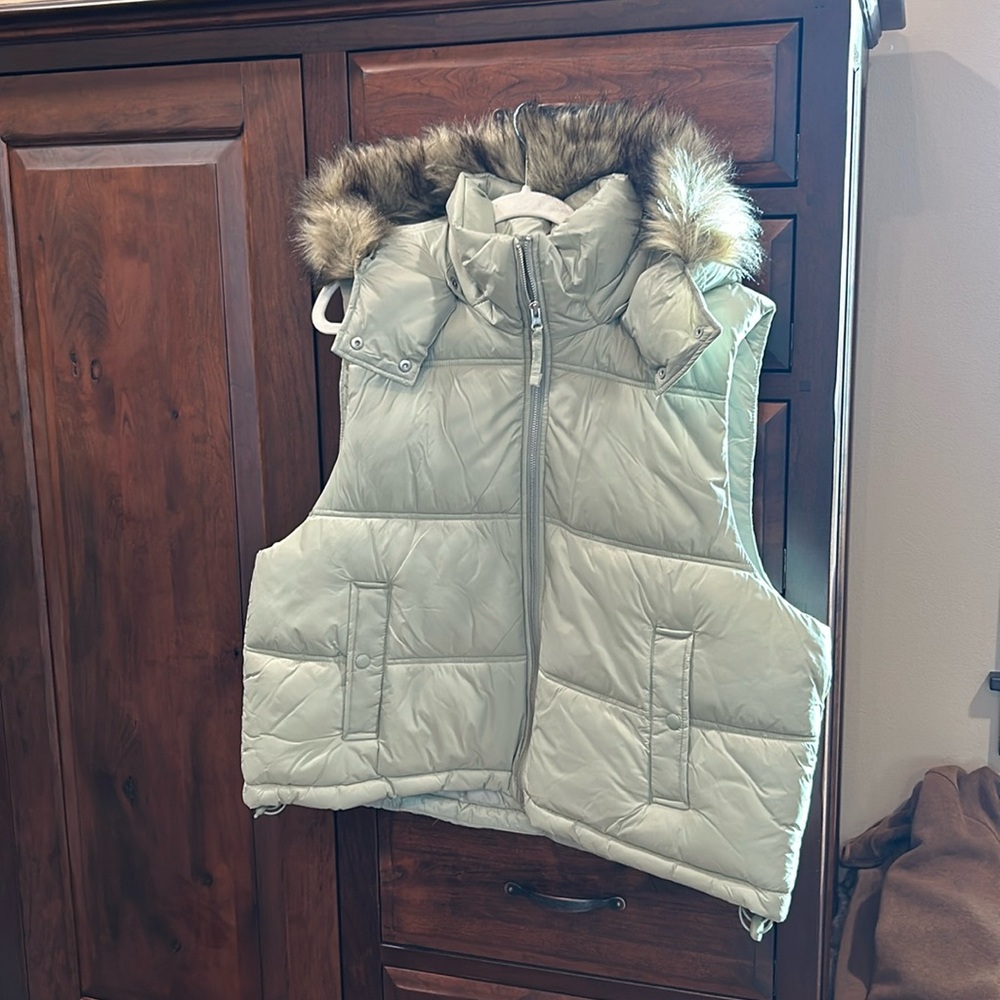 American Eagle puffer vest